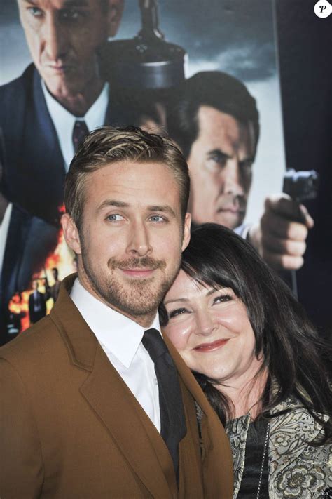 Ryan Gosling Et Sa Mère Donna Lors De Lavant Première Du Film Gangster Squad à Los Angeles Le 7