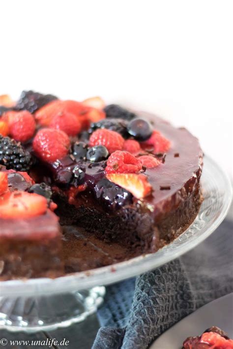 Die sind einfach gemacht und schmecken direkt aus der hand. Leckere Schoko-Beeren Torte - ein einfaches Rezept ...