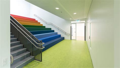 Die kosten für die essensverpflegung orientieren sich an der buchungszeit. Regenbogen-Treppe im Haus der kleinen Füße