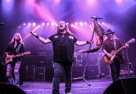 Atlanta — Johnny Van Zant Swings His Arms Out Wide Chopping The Music