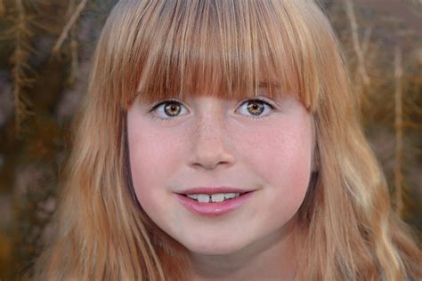 Fotos gratis persona niña cabello hembra modelo expresión facial labio peinado sonreír