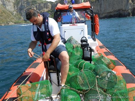 Pesca Illegale Alla Gaiola Sequestrate 100 Nasse La Repubblica