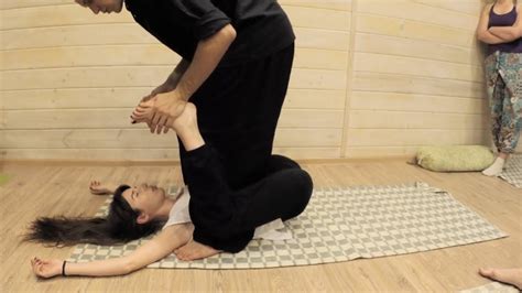 Тайский йога массаж Работа со спиной и ногами Thai Massage Bodywork