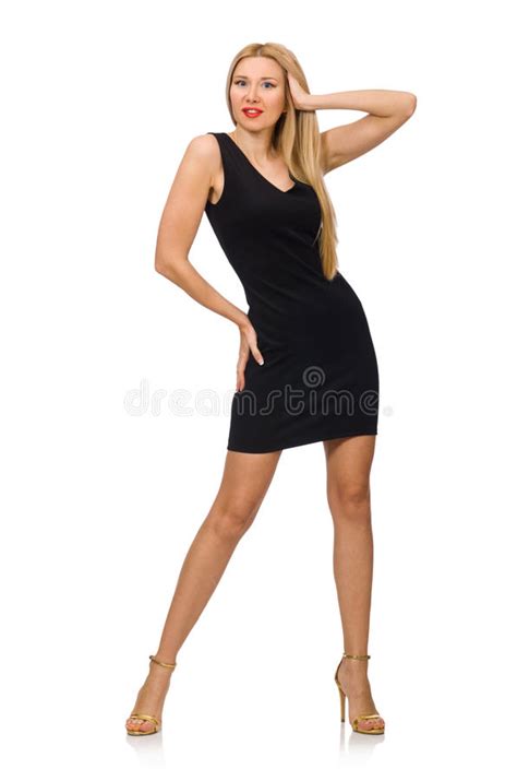 vue de profil de femme hispanique de sourire heureuse dans la robe noire de volant regardant l