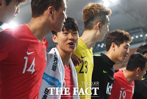 정상빈이 득점 후 동료들에게 엄지를 치켜 세우고 있다. 심재희의 골라인 온두라스전 전·후반이 달랐던 이유 - 축구 ...