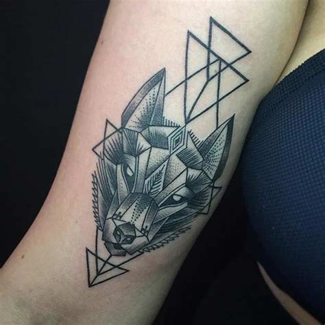 25 Amazing Geometric And Dotwork Wolf Tattoos Tattooblend Geometrik