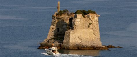 .tip (called tip scola) of palmaria island in portovenere, in the gulf of poets in the province of la italy.as other coastal towers and lookout of the ligurian coast, even the scola tower is part of that. MyBestPlace - Torre Scola, the incredible fortress of the ...