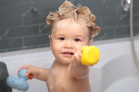 Bebê Feliz Tomando Banho Brincando Com Bolhas De Espuma Criança Na