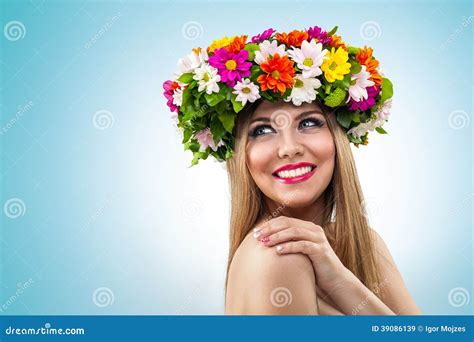 Donna Sorridente Con La Corona Del Fiore Immagine Stock Immagine Di Perfezione Carino