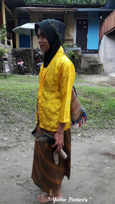 Isi dan biji labu tua dikeluarkan dan kulitnya dijemur. Pin di Fakfak Papua Barat