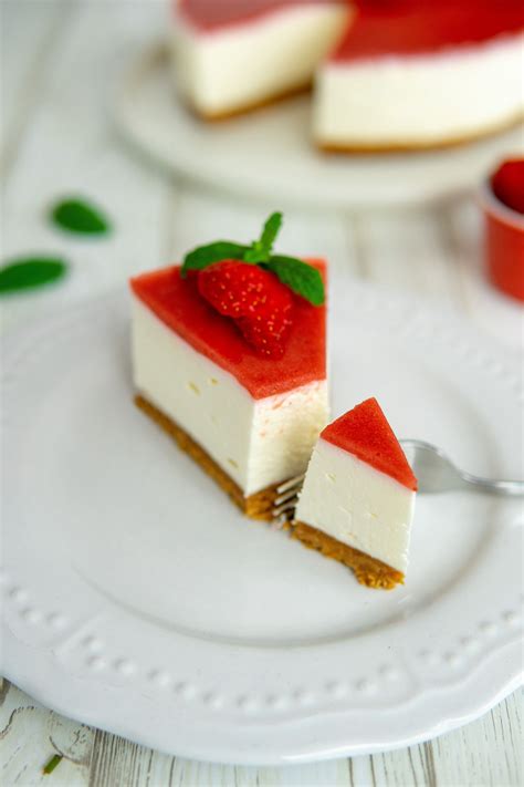 Come fare la cheesecake fredda alle fragole. Cheesecake alle fragole senza cottura, la ricetta facile ...