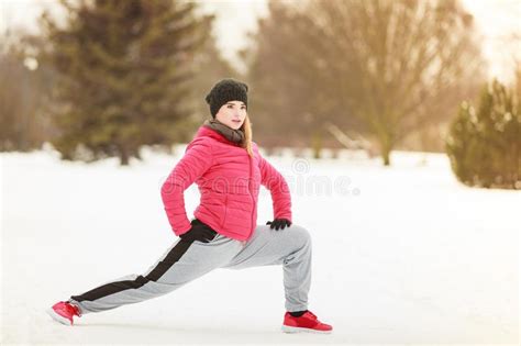 Abiti Sportivi D Uso Della Donna Che Si Esercitano Fuori Durante L