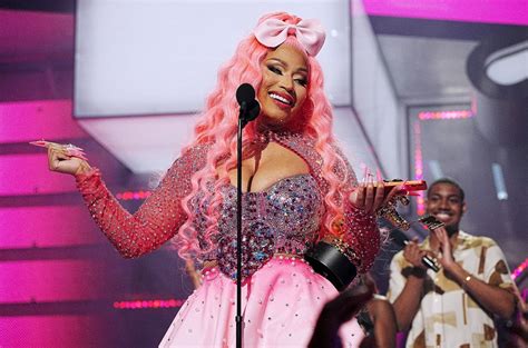 nicki minaj accepts 2022 video vanguard award urges mental health awareness