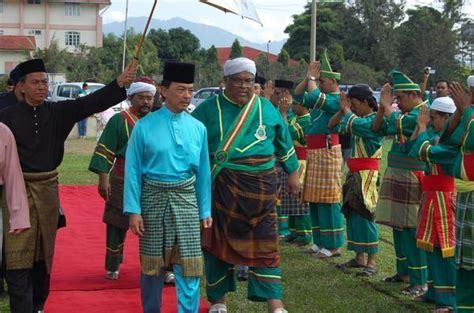 Sekian lama latihan ini diberhentikan kerana kesibukan murid2 menyertai aktiviti kokurikulum yang lain. Antik Senjata Seni Warisan ! !: Persatuan Seni Silat ...
