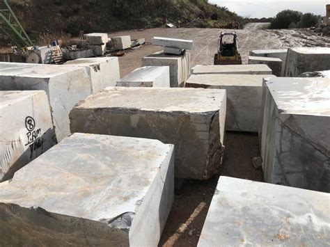 Its cold bottom is crossed by thin white veins, making the material elegant and sober. Fior di Bosco - ABC Stone : ABC Stone