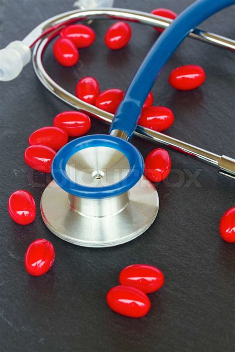 Stethoskop Mit Roten Pillen Stock Bild Colourbox