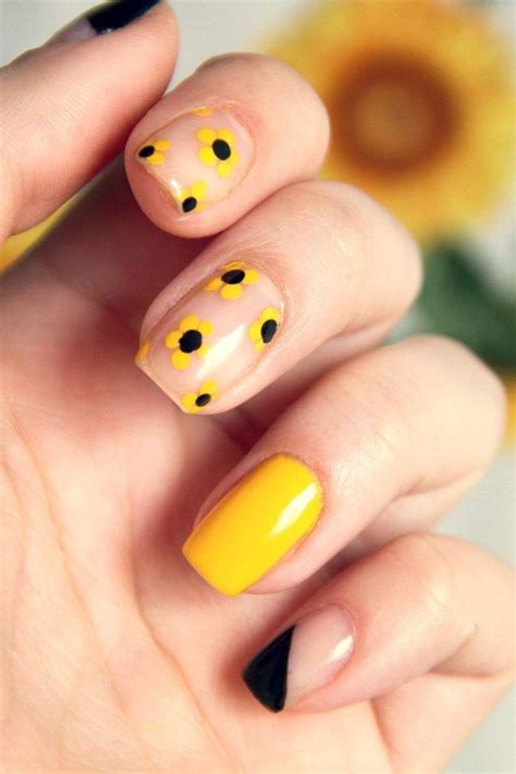 Es otro por el que podríamos apostar para con un buen esmalte de uñas negro. uñas de girasoles en 2020 | Uñas pintadas de colores ...