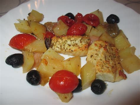 Orata al forno con patate. FILETTI DI NASELLO AL FORNO CON PATATE OLIVE E POMODORINI ...