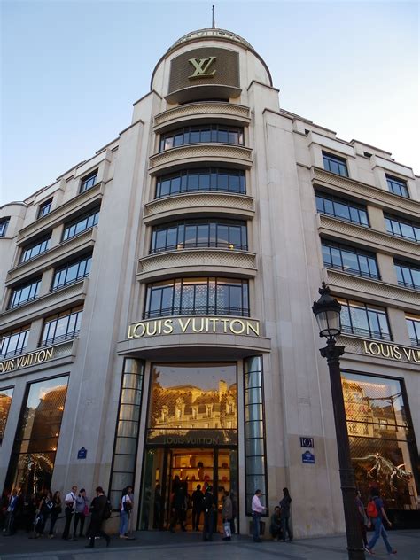 Boutique Louis Vuitton Au 101 Avenue Des Champs Elysées à Paris