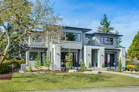 A Detailed Mercer Island Home With Ample Yard Space