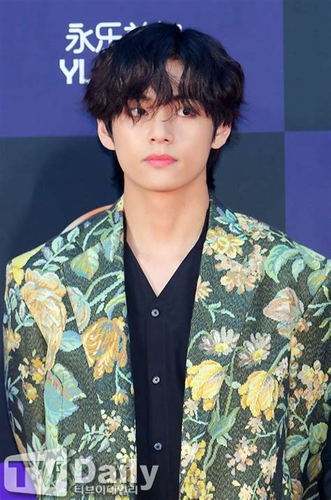 These are all the winners of day 1 and 2 at the golden disc awards 2020. BTS Taehyung Falls On Golden Disc Award's Red Carpet And ...