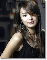 2011년 2월에는 가수 길과 결별하였다. 쥬얼리 박정아 이혼과 어린 시절