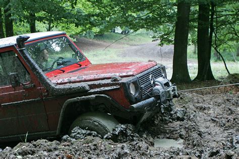 How to get your car unstuck from mud with a towel. Image: Mercedes G-wagen stuck in mud, size: 850 x 567 ...