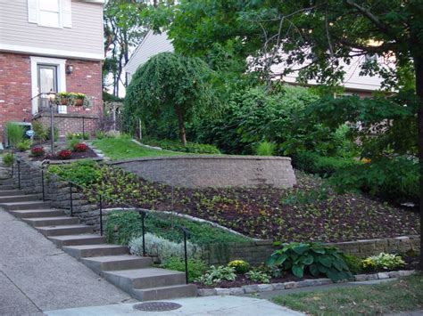 Here, six smart solutions for the sloped garden. Zahrady ve svahu - Residentmag.cz