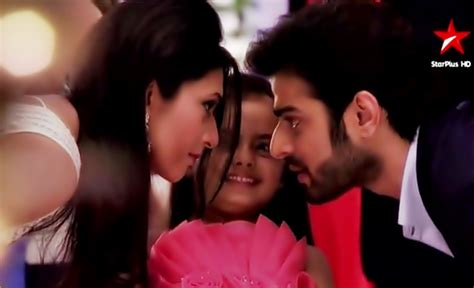 Yeh Hai Mohabbatein 9th July 2016 Ruhi Asks Nidhi To Stay With Bhallas