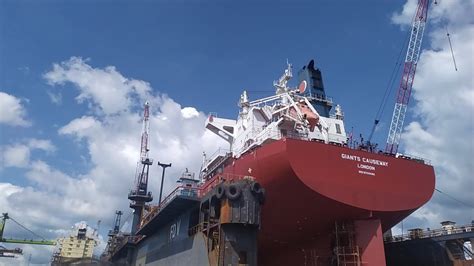 Galangan kapal merupakan kuburan kapal atau tempat pemotongan kapal laut yg sudah habis masa aktifnya. Galangan kapal batam - YouTube