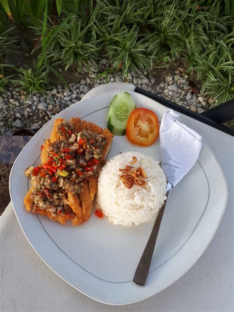 Bukan sahaja untuk nasi ayam, tambahkan ke dalam kuah sup pun. Nasi Ayam Sambal Matah - Warung Yok Ngopi