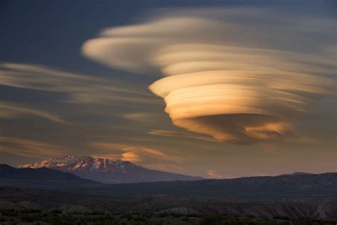 死火山地帯に現れたレンズ雲 | Clouds, Natural phenomena, Phenomena