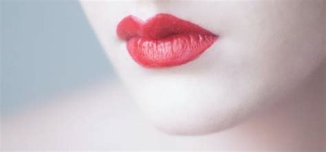 10 Sinais Comprovados De Que Uma Garota Quer Que Você A Beije Não Perca Explorar