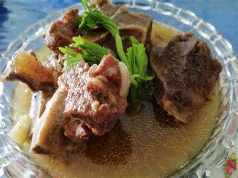 Hidangan ini dibuat dari daging kambing, tomat, seledri, daun bawang, jahe, kemiri dan daun jeruk, kuahnya adalah kaldu daging yang berwarna. Resepi Sup Tulang Simple dan Sedap cara Eyza - Blog Eyzamiel