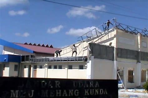 Seperti ini penampilan shandy aulia saat di bandara membawa tas mahal. Pembangunan Terminal Penumpang Bandara UMK Sumba Timur ...