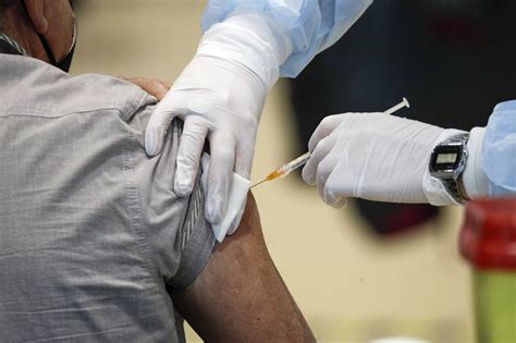 Häufig liest man in den sozialen netzwerken, dass der #impfstoff der firma astrazeneca eine deutlich verminderte wirksamkeit gegenüber den impfstoffen. US-Studie: Astrazeneca-Impfstoff wirksamer als bisher ...