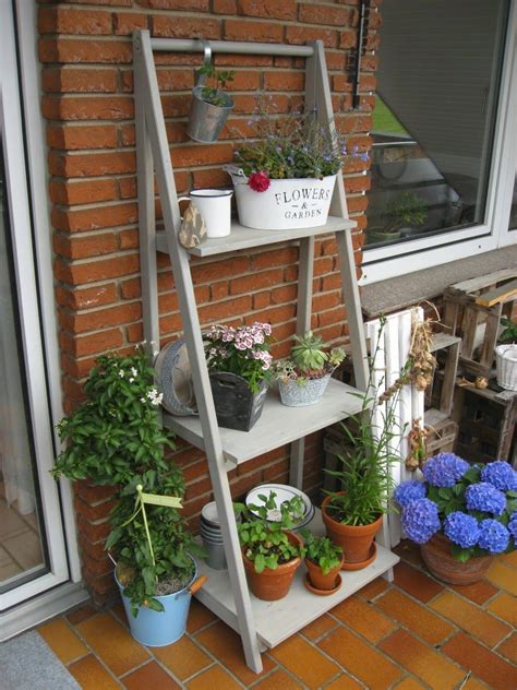 First, it's wide in function: Um den Platz auf dem Balkon optimal ausnutzen zu können, haben wir uns ein Regal für Blumen und ...