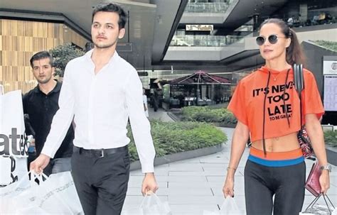 İtü türk sanat müziği bölümü'nden mezun olan yaşar, türkiye genelinde büyük bir etki yaratarak çalışmalarını sürdürüyor. Ebru Şallı Boy Kilo, Kimdir Nereli Yaşı Burcu Sevgilisi ...