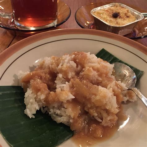 Warna hitam dalam kue ini terbuat dari tepung ketan hitam bukan memakai pewarna. Ketan durian and Klapertart for dessert | Masakan indonesia, Masakan