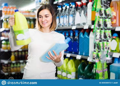 Feliz Clienta De Chica Buscando Limpiadores Para Su Hogar En El Supermercado Foto De Archivo