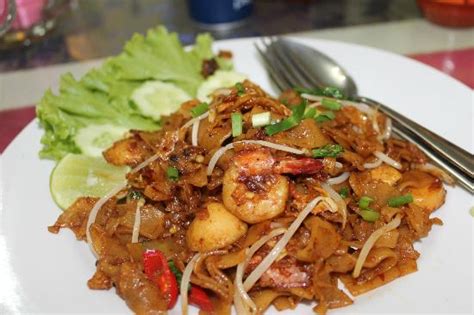 4 ulas bawang putih 1 sudu cili kisar 1 sudu kicap manis 1 sudu kicap pekat 1 sudu sos tiram kerang 1 paket kuey. Kuey Teow goreng was superb - Picture of D' Wau Restaurant ...