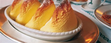 The sweet soufflé is made from egg yolk, flour, sugar, and vanilla (or vanilla sugar), mixed into a dough. Recipe for Salzburger Nockerl How to make it