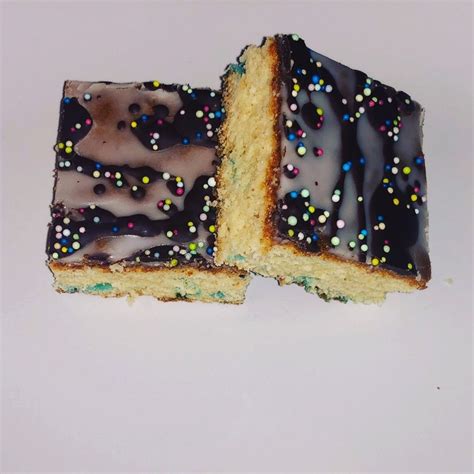 Bleibt nach dem backen bei der stäbchenprobe kein teig mehr hängen, ist er der kuchen fertig und muss komplett. Konfetti - Kuchen von keks02 | Chefkoch