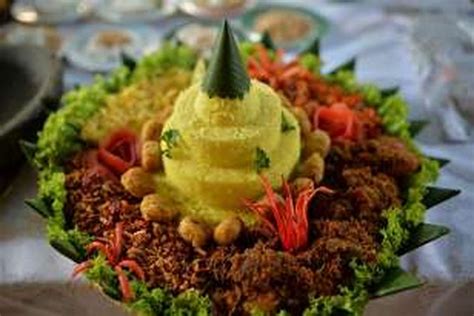 Nasi kuning ini cukup terkenal di indonesia karena bisa kita temui dengan mudah pada nasi tumpeng. Salah Besar jika Anda Memotong Puncak Tumpeng!