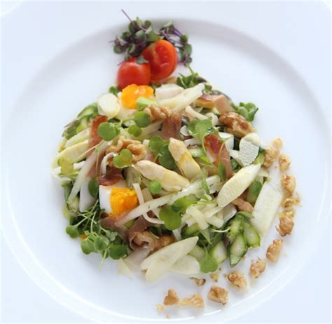 Risotto con gli asparagi bianchi di cimadolmo igp, stracchino e noci. Ricetta Insalatina sfiziosa di asparagi crudi