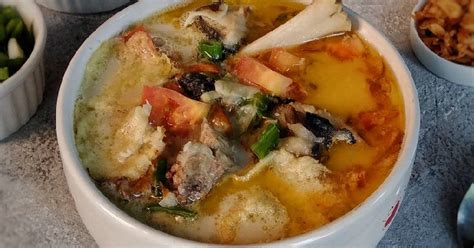 It is prepared with goat meat, tomato, celery, spring onion, ginger, candlenut and lime leaf, its broth is yellowish in colour. Sup Kambing Kuah Susu : Mencicipi Soto Betawi Haji Ma Ruf ...