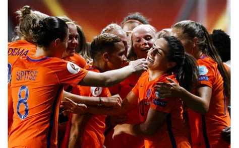 Het elftal van de nederlandse trainer john van den brom maakte voor 9000 toeschouwers in blessuretijd gelijk bij standard luik: Voetbal Oranjeleeuwinnen: Nederland - Rusland live op ...