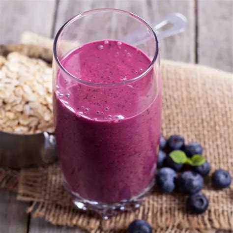 Oats being rich in minerals, vitamins and proteins. Low Calorie Berries & Oats Smoothie | Recipe | Oatmeal smoothies healthy, Oat smoothie, Oats ...