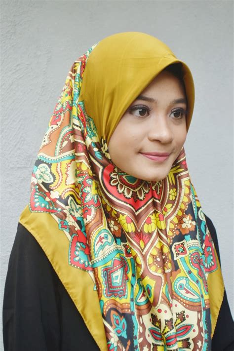 Cara ringkas menggayakan tudung bawal hanya dalam masa dua minit! Tudung D'zarae Collection: TUDUNG BAWAL SATIN PRINTED