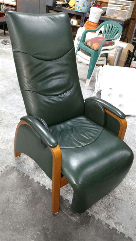 What are the benefits of a zero gravity chair? Relax the back brand zero gravity recliner (Furniture) in Monroe, WA